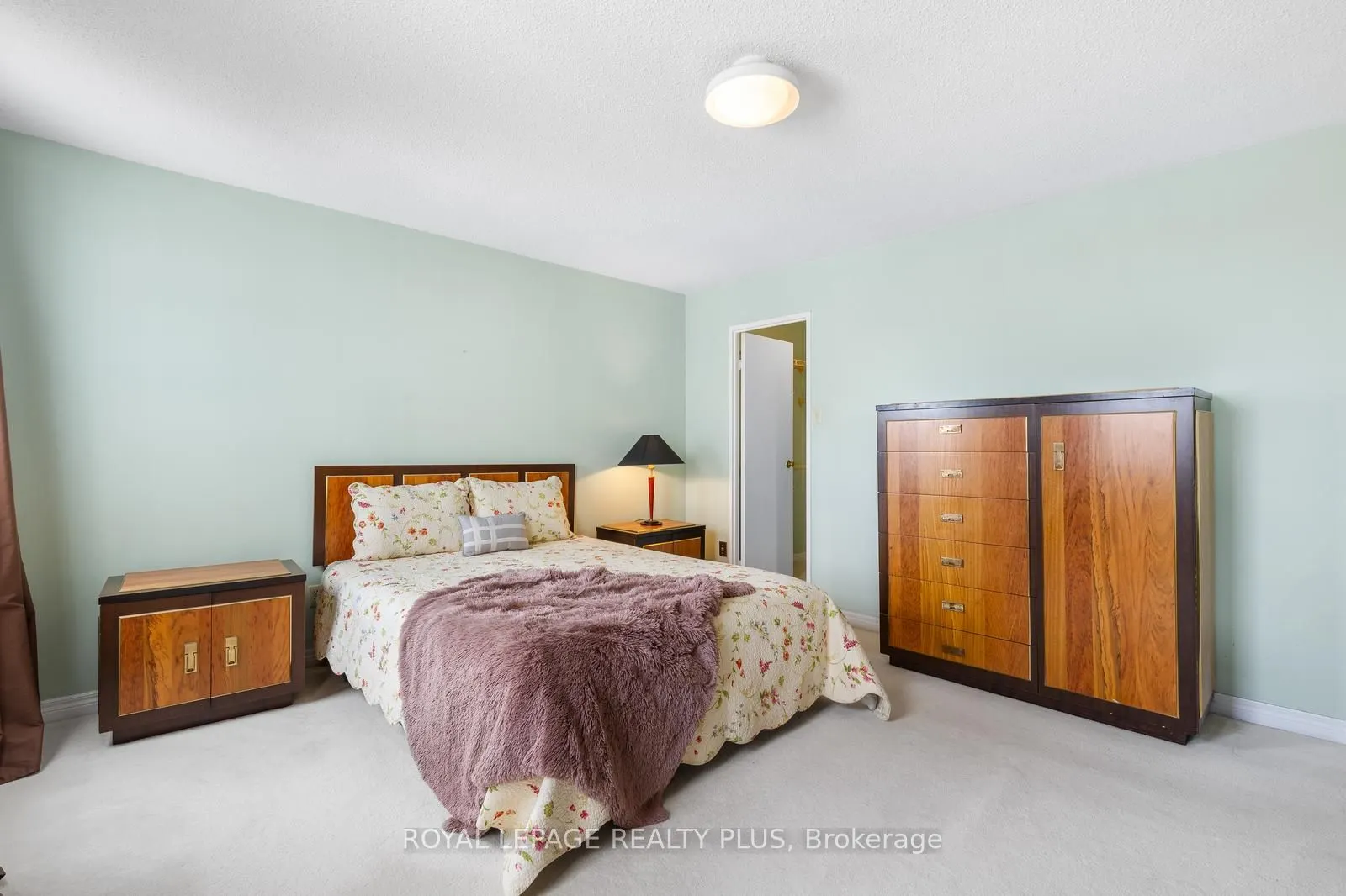 3650 Kaneff Crescent, #1002