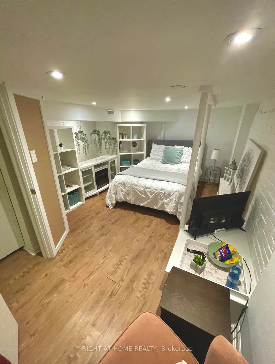 1054 Dufferin Street, #Basement