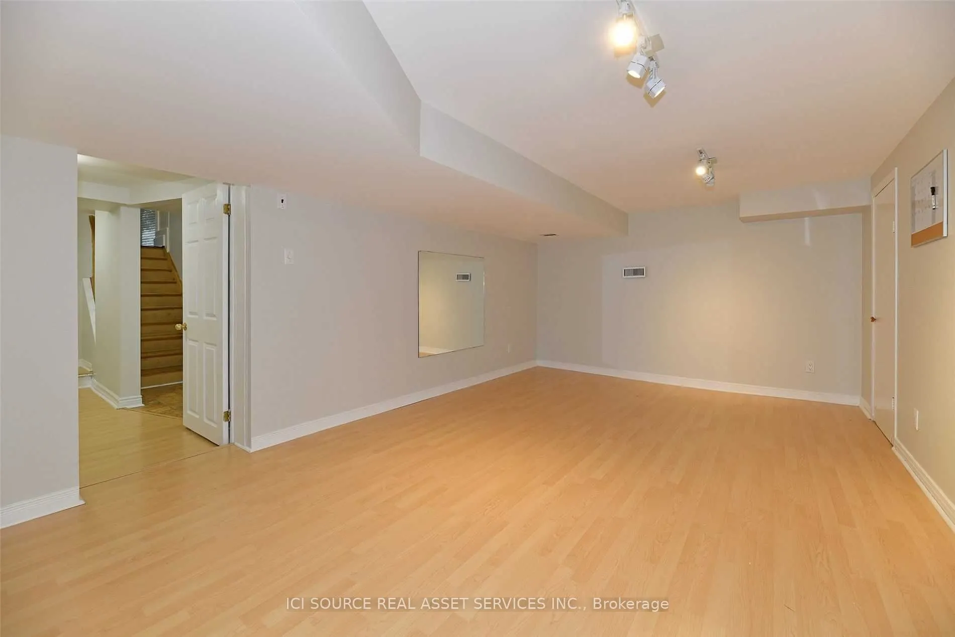 156 Mineola Road E