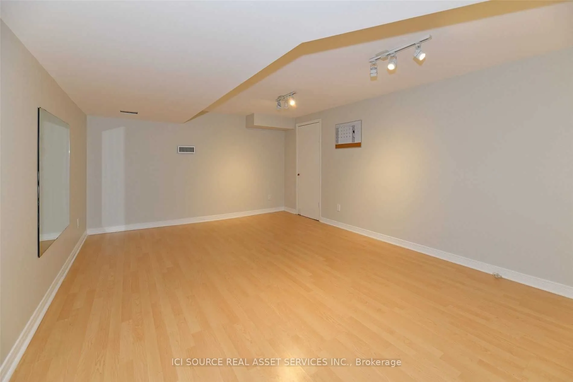 156 Mineola Road E
