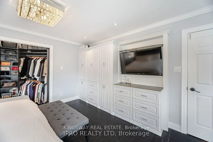923 Bristol Road W