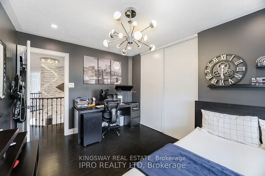 923 Bristol Road W