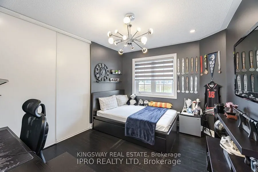 923 Bristol Road W