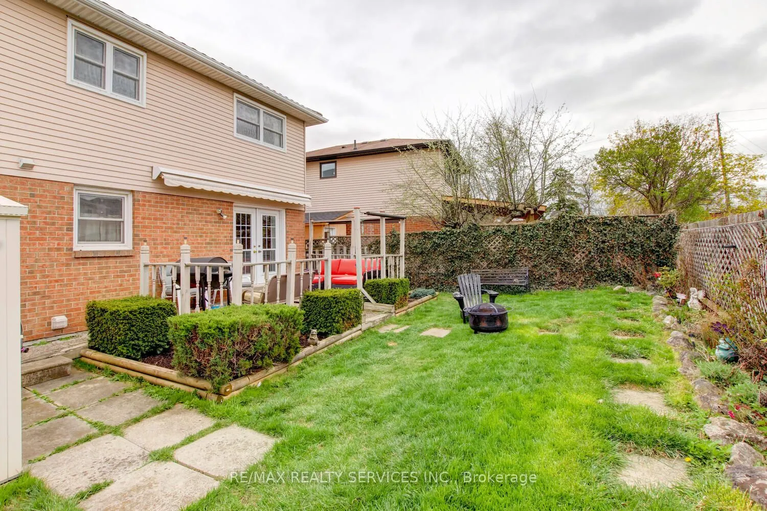 32 Helios Place