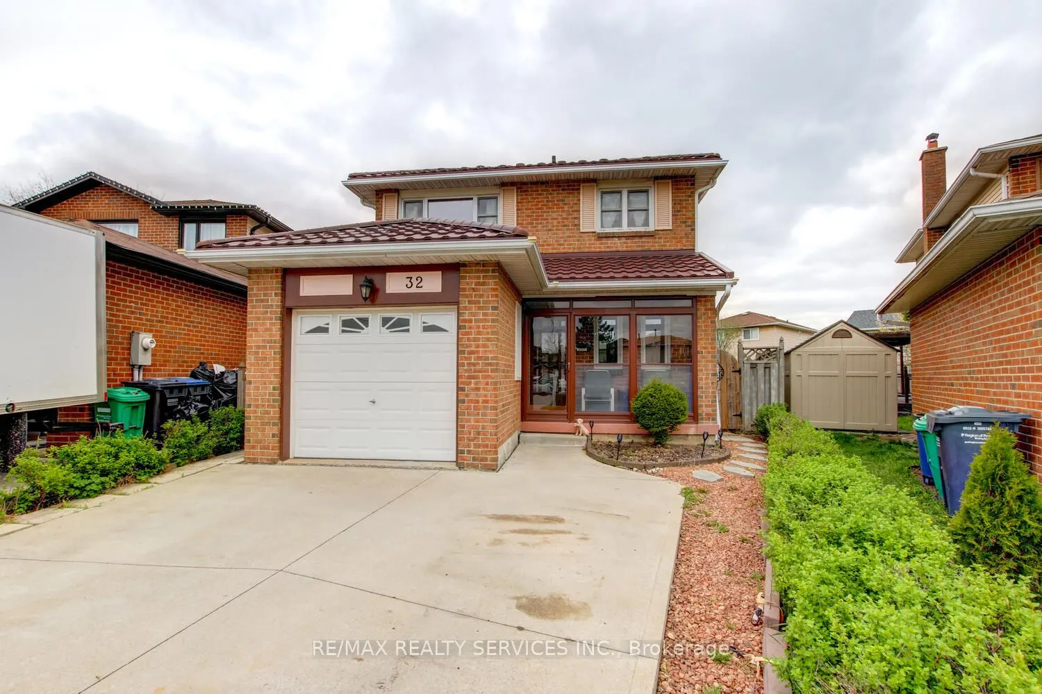 32 Helios Place