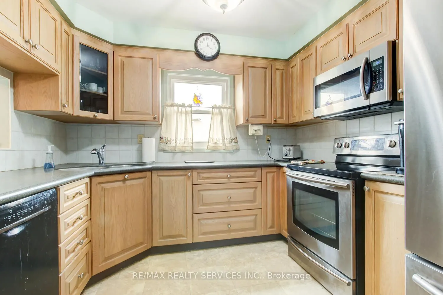 32 Helios Place