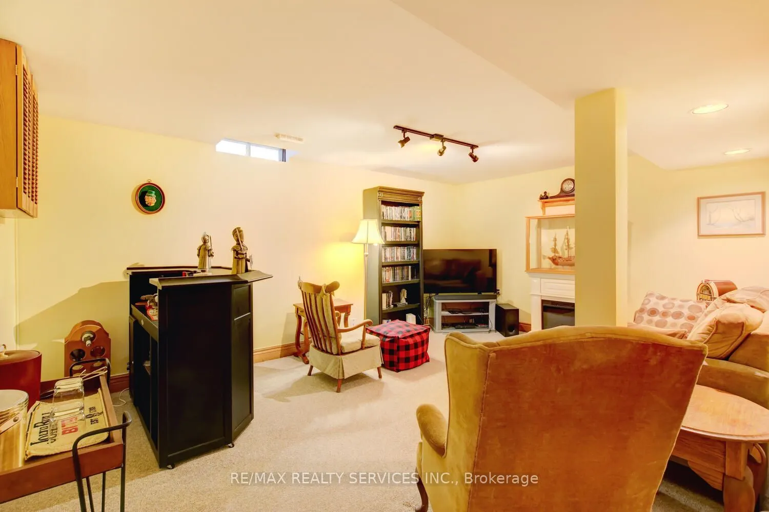 32 Helios Place