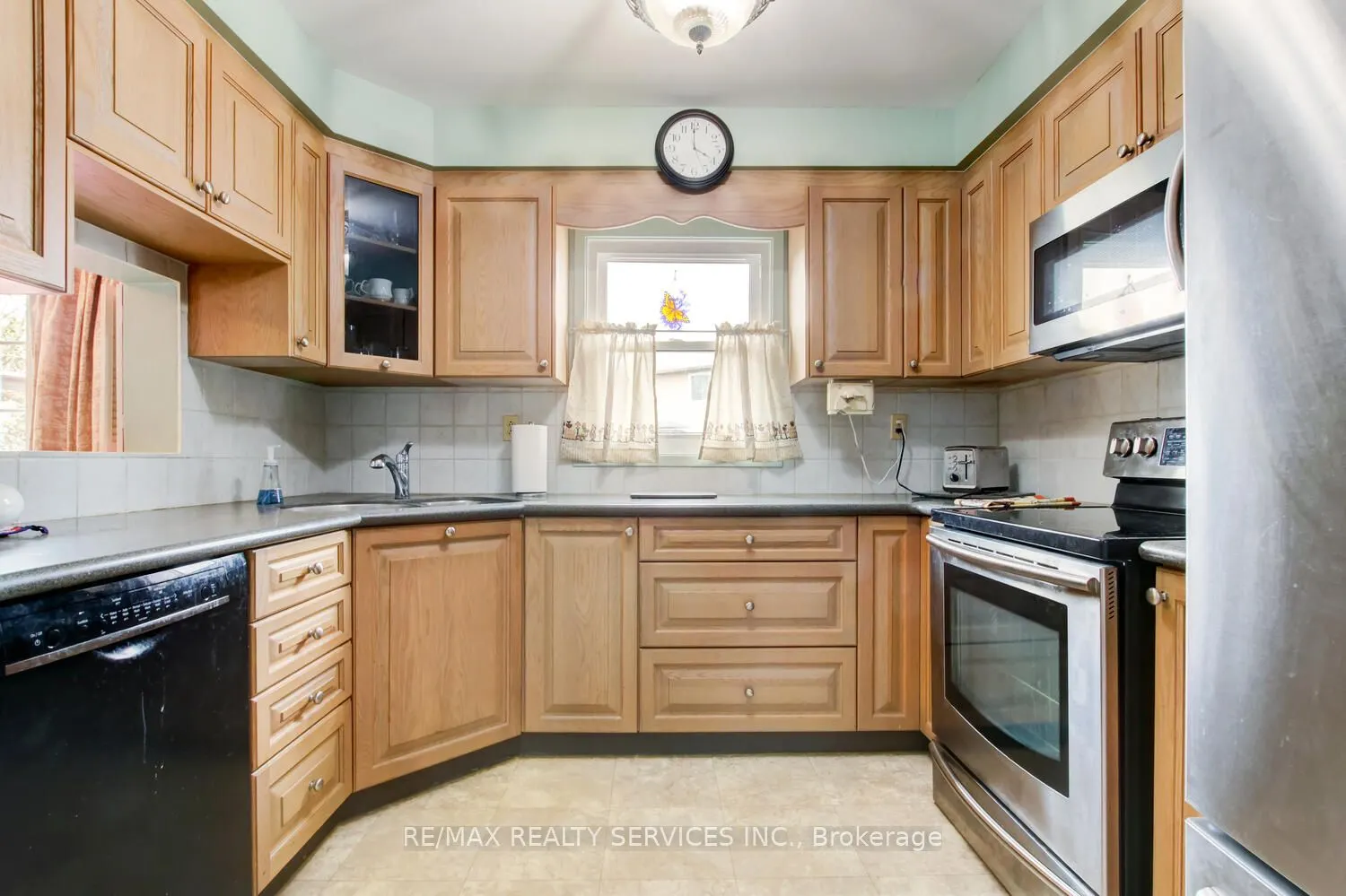 32 Helios Place