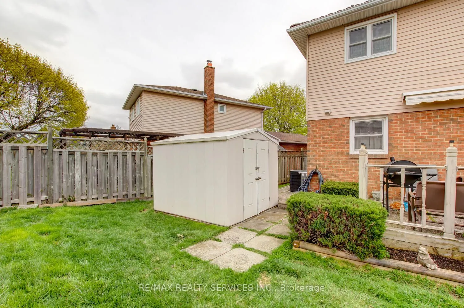 32 Helios Place