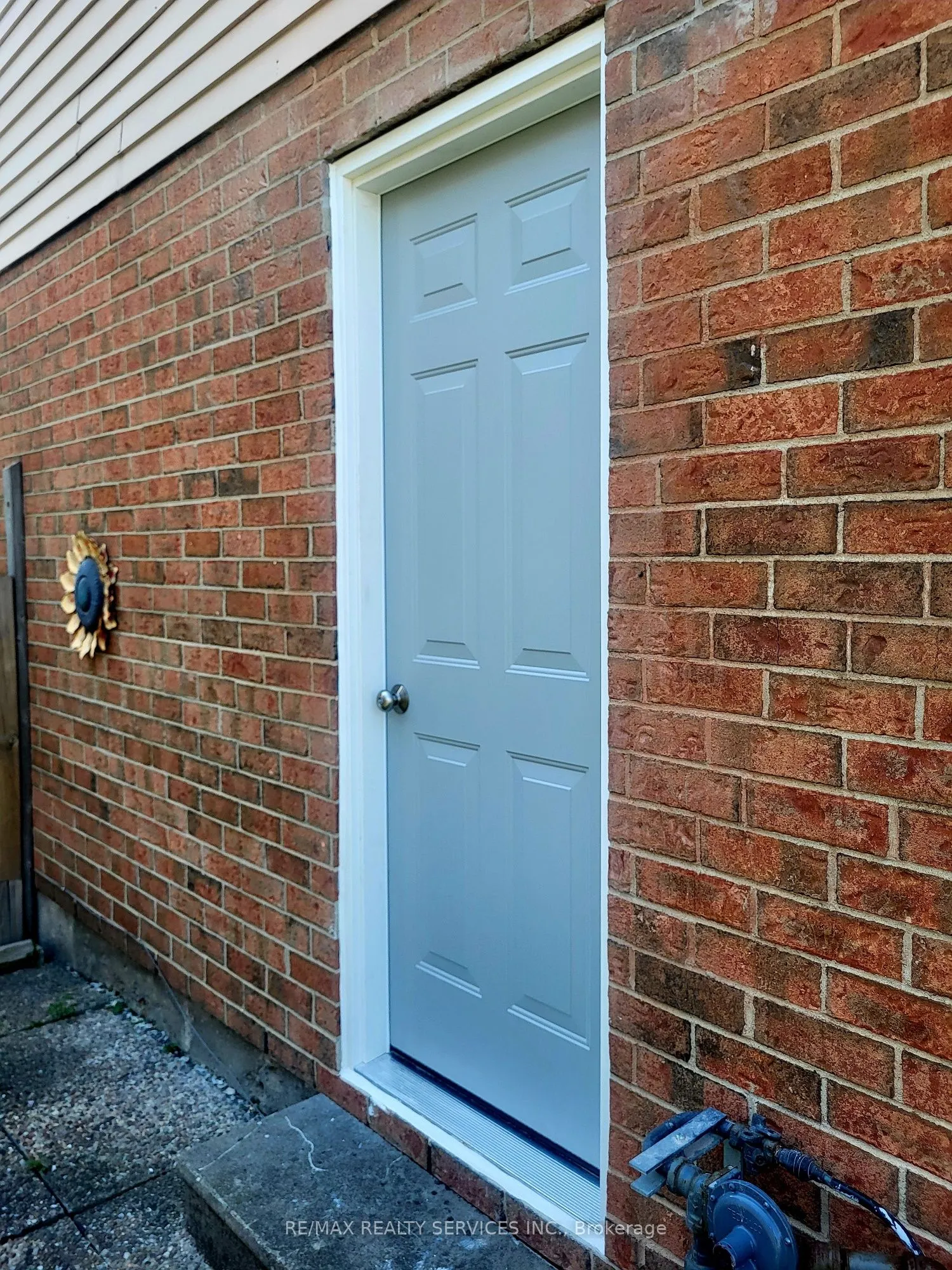 32 Helios Place