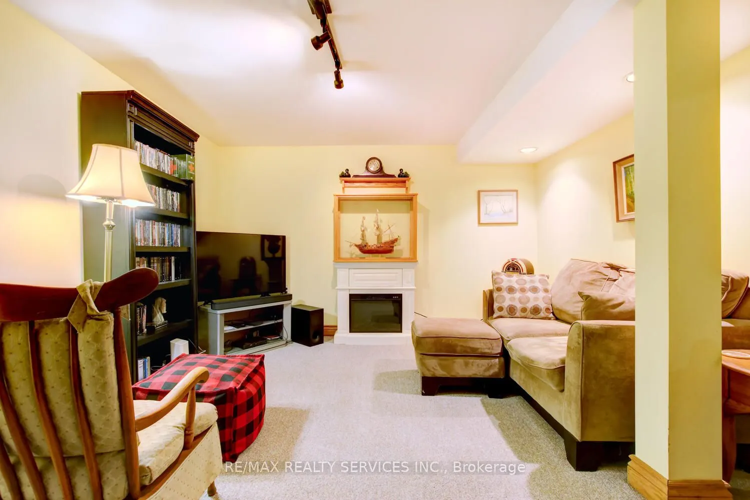 32 Helios Place