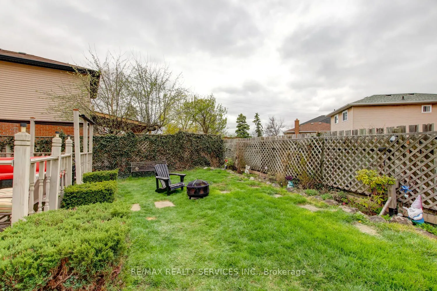 32 Helios Place