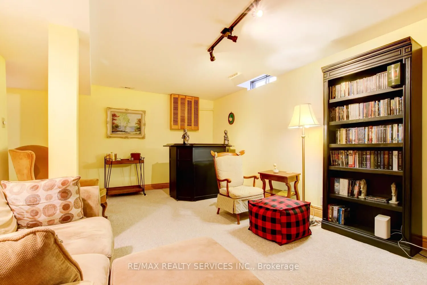 32 Helios Place