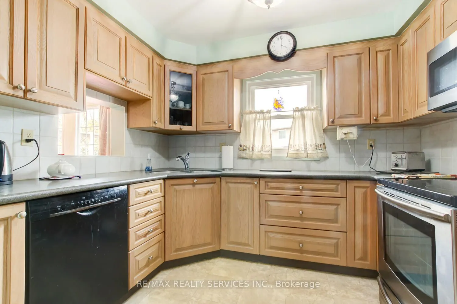 32 Helios Place