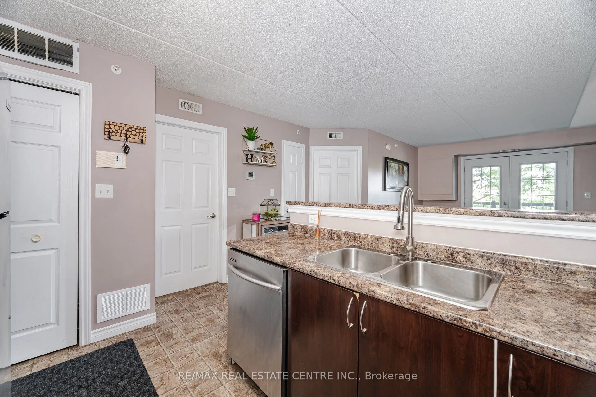 1370 Main Street E, #203