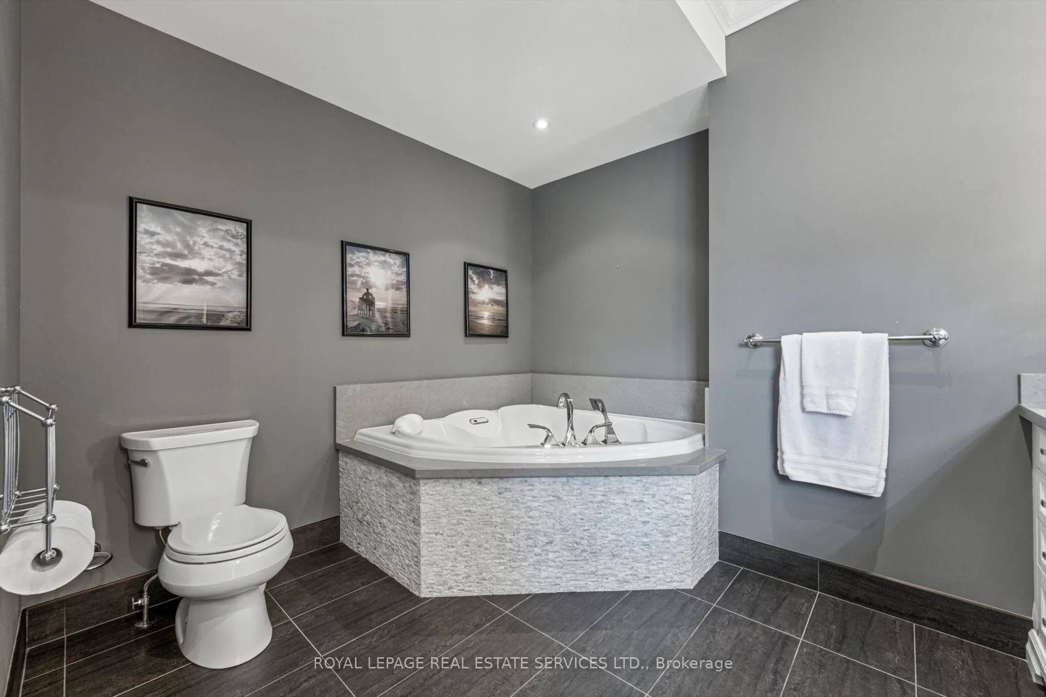 335 Lakeshore Road W