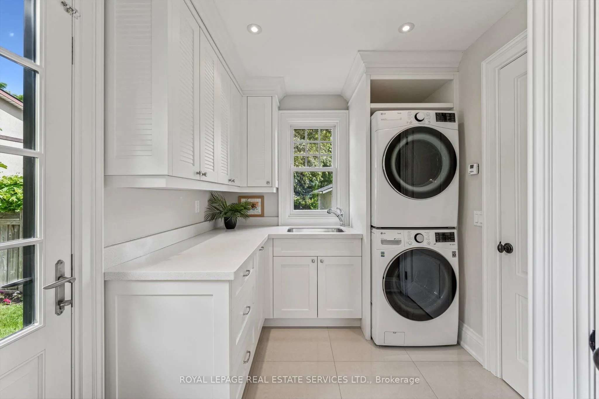 335 Lakeshore Road W