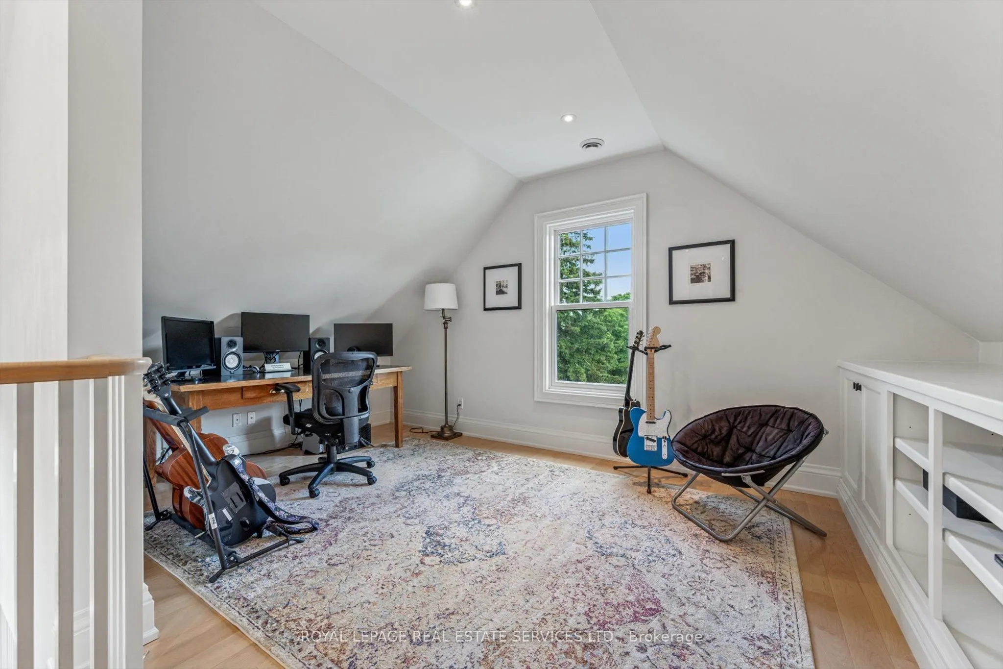 335 Lakeshore Road W