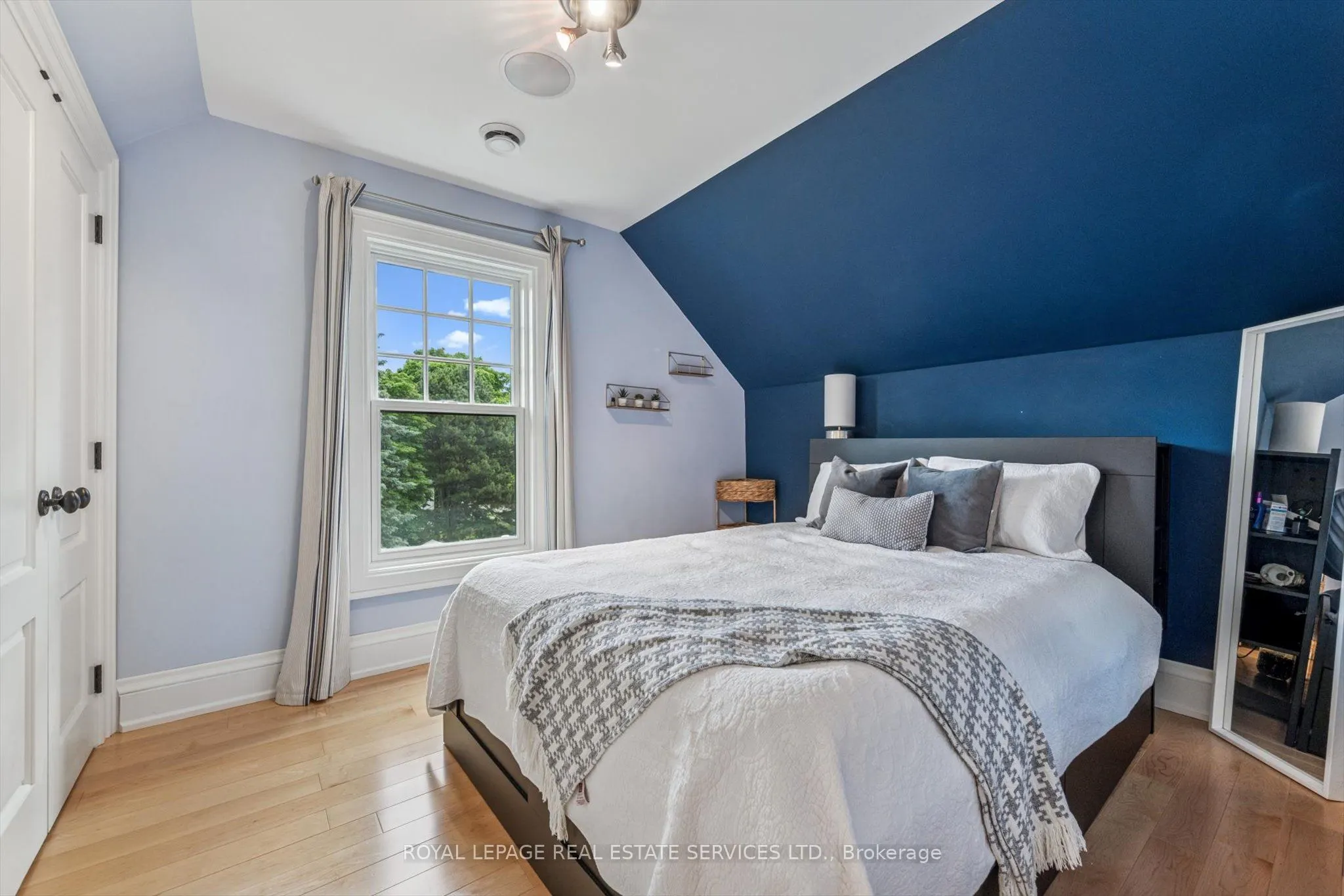 335 Lakeshore Road W