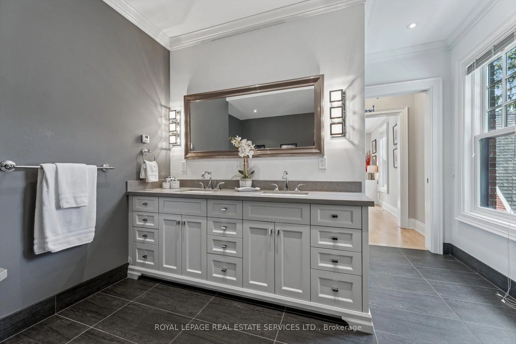 335 Lakeshore Road W