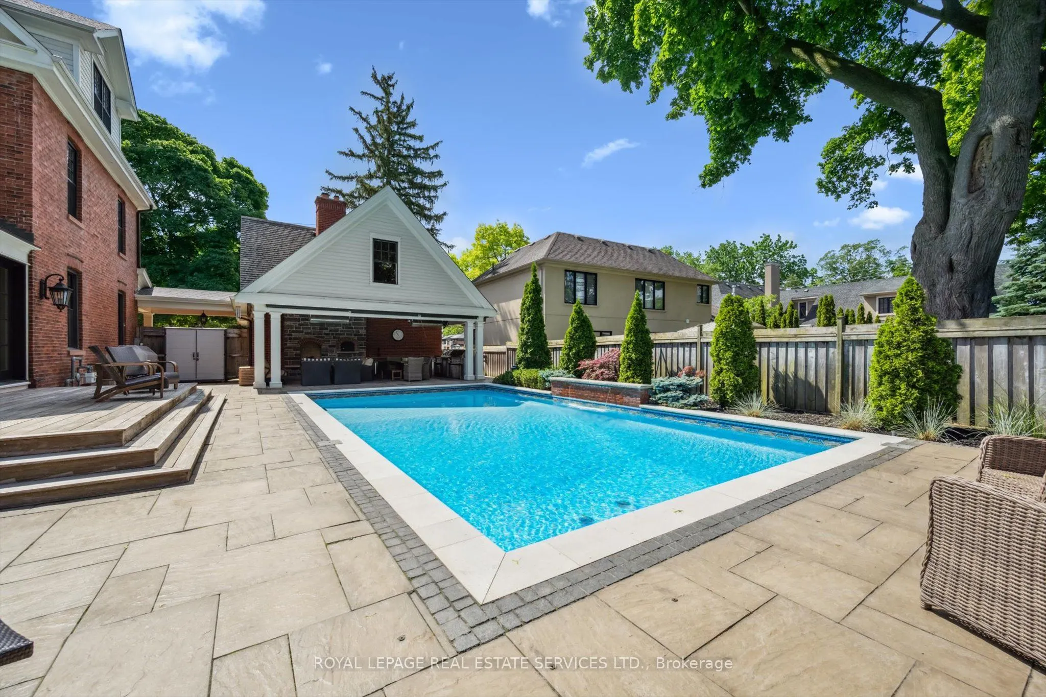 335 Lakeshore Road W