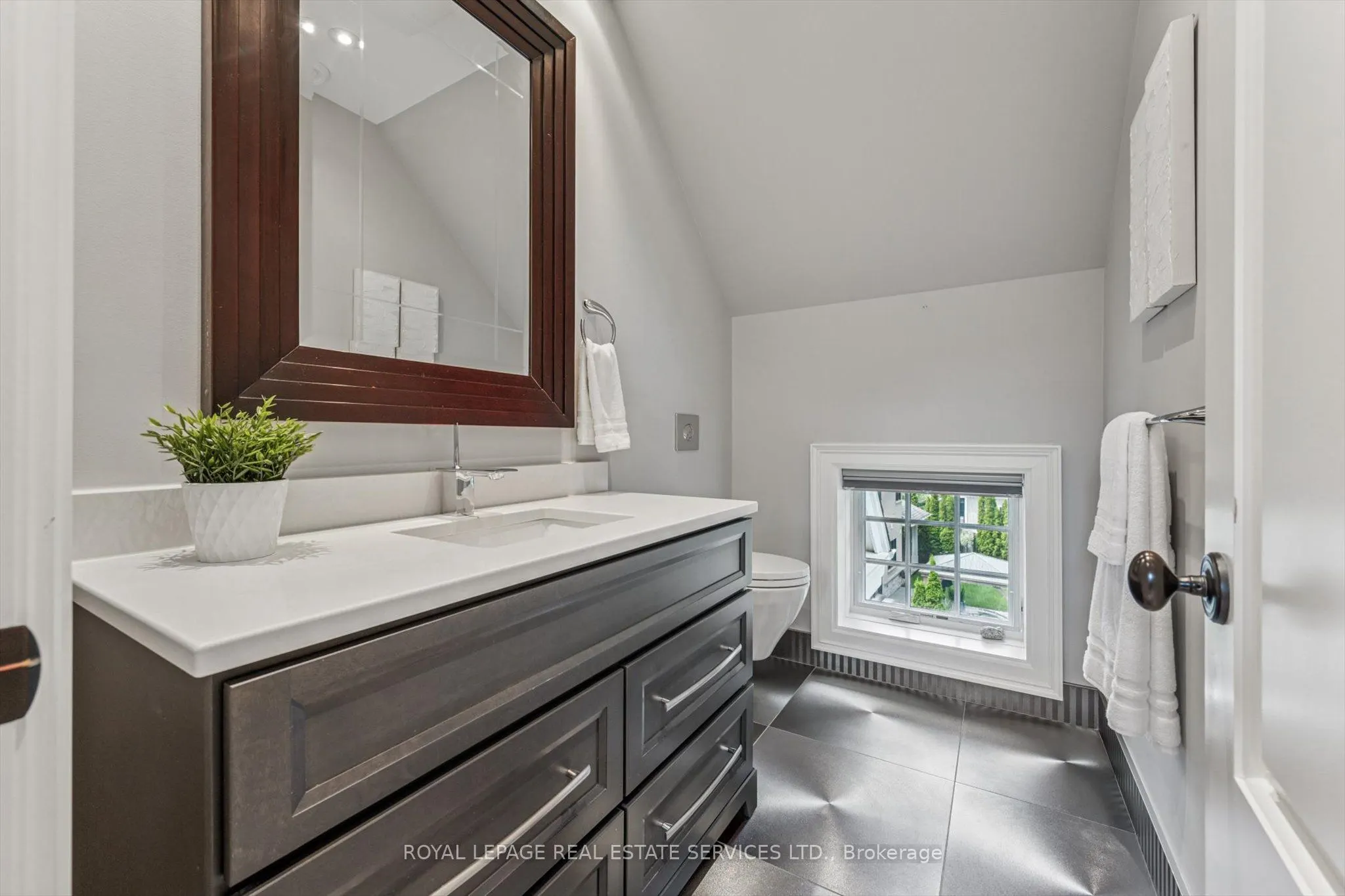 335 Lakeshore Road W