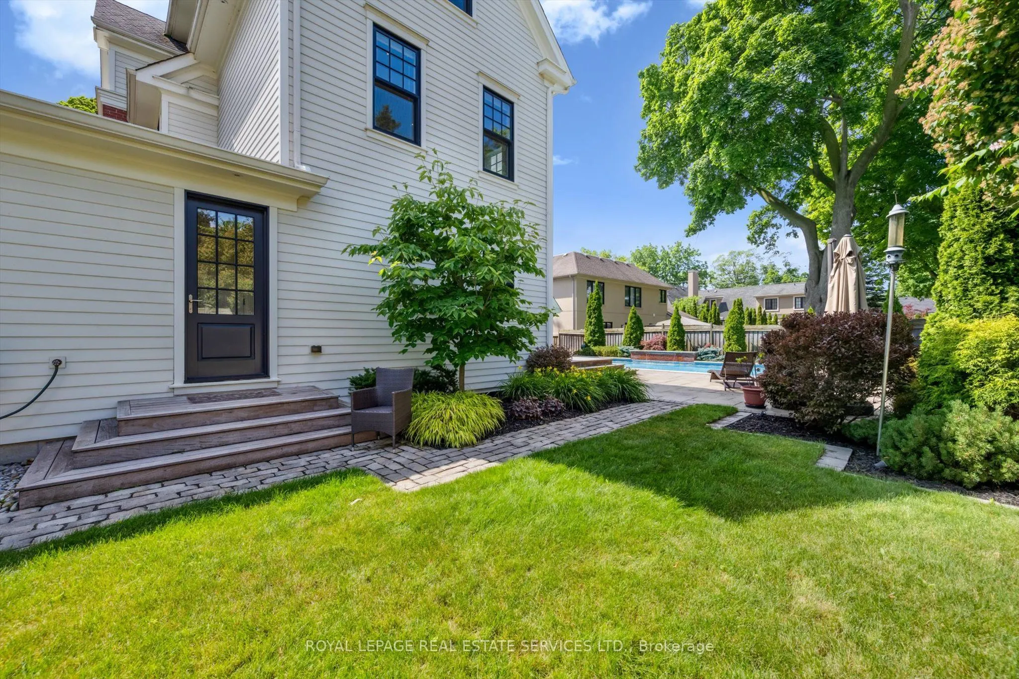 335 Lakeshore Road W