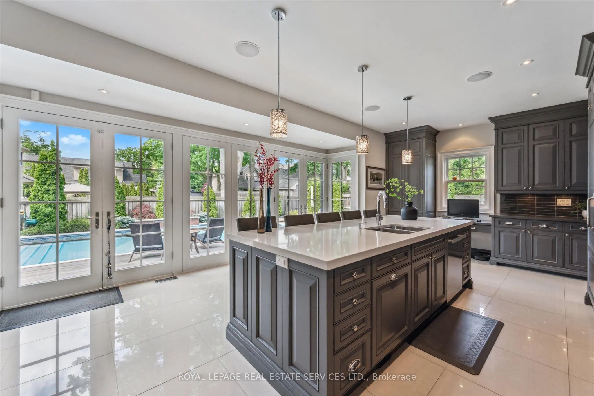 335 Lakeshore Road W