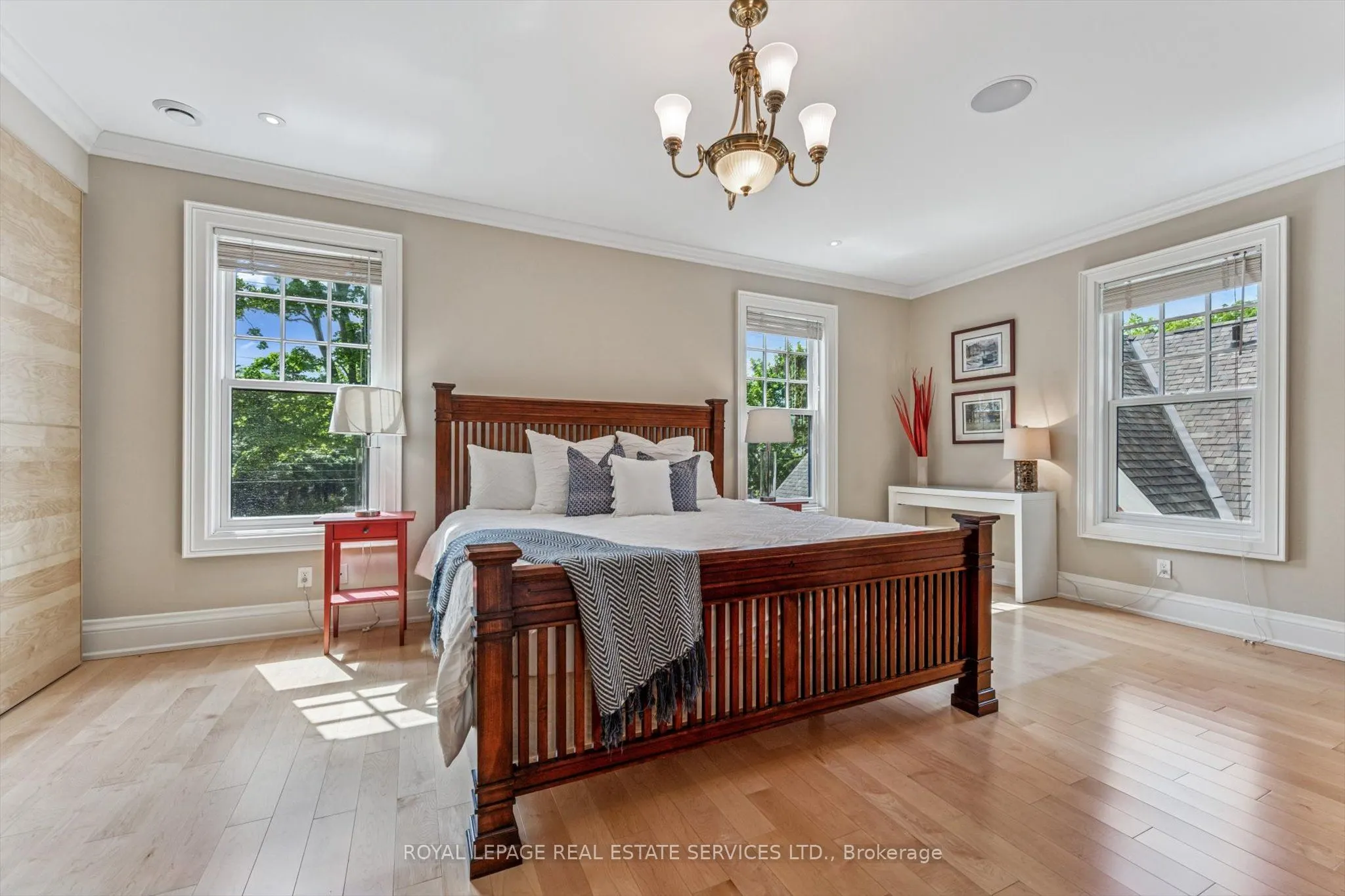 335 Lakeshore Road W