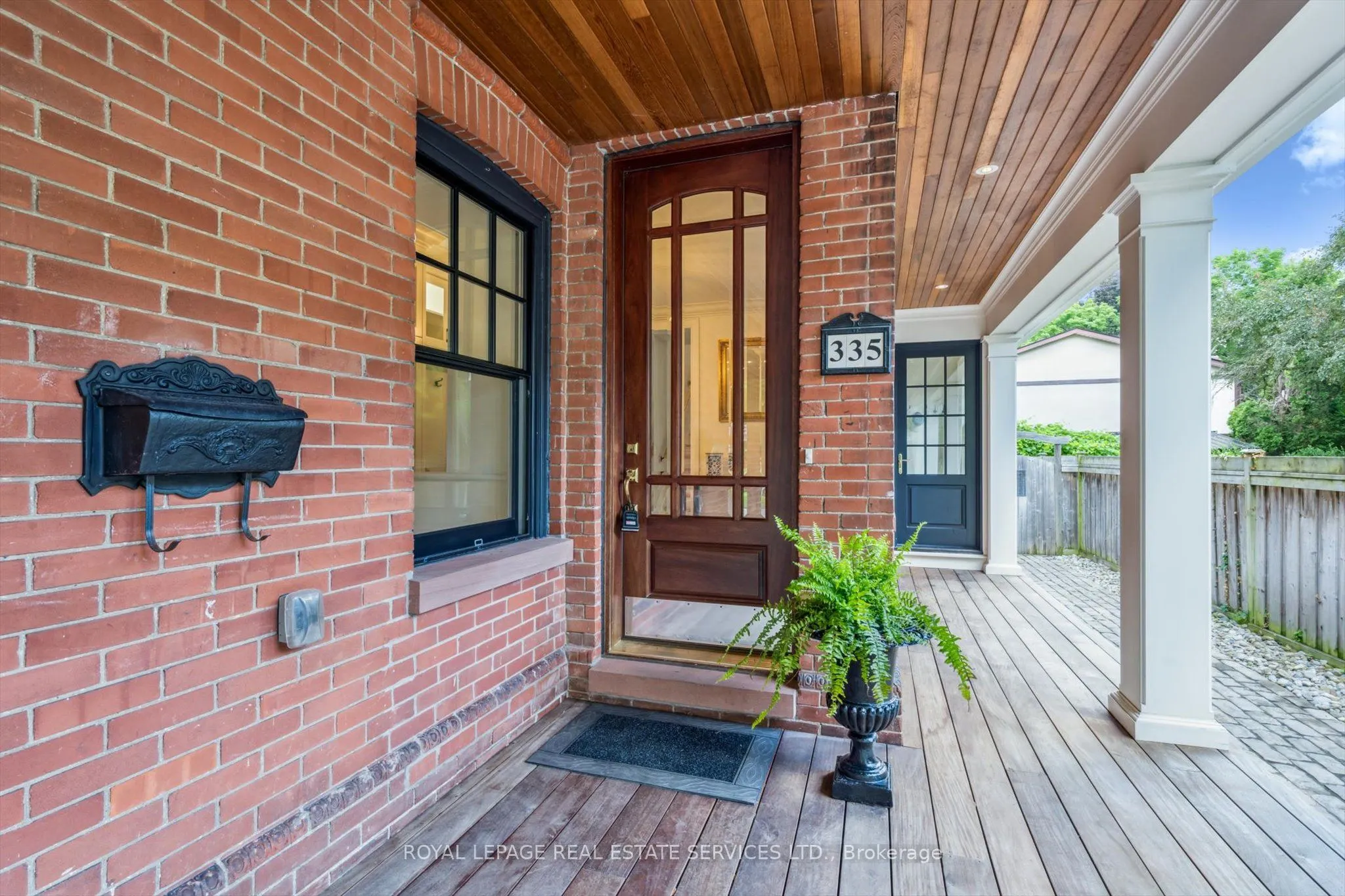 335 Lakeshore Road W
