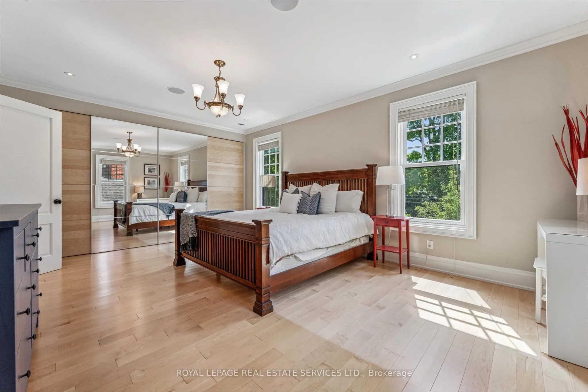 335 Lakeshore Road W