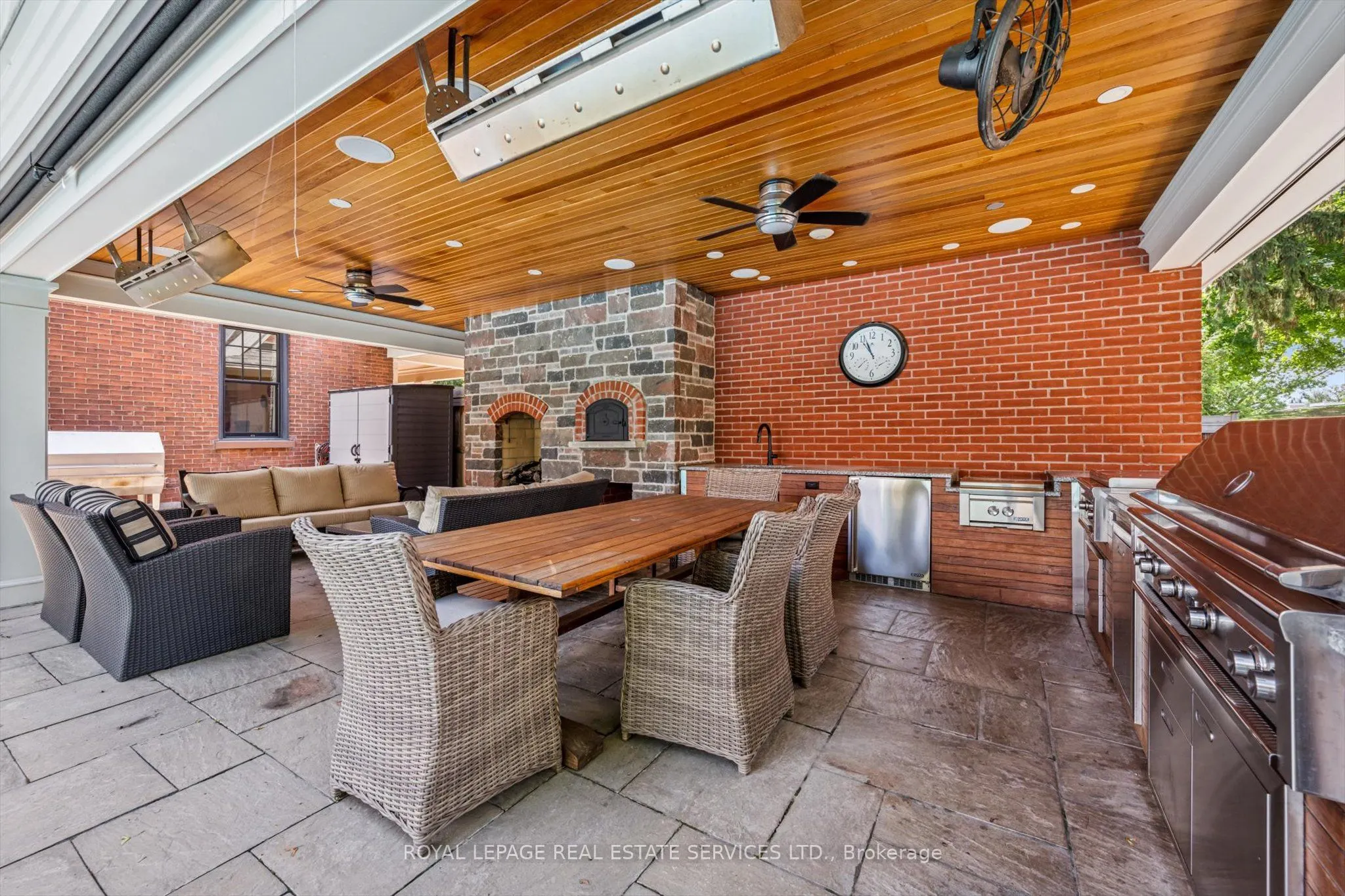 335 Lakeshore Road W