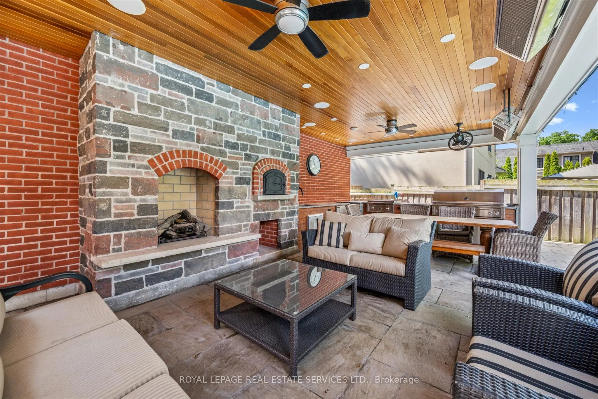 335 Lakeshore Road W