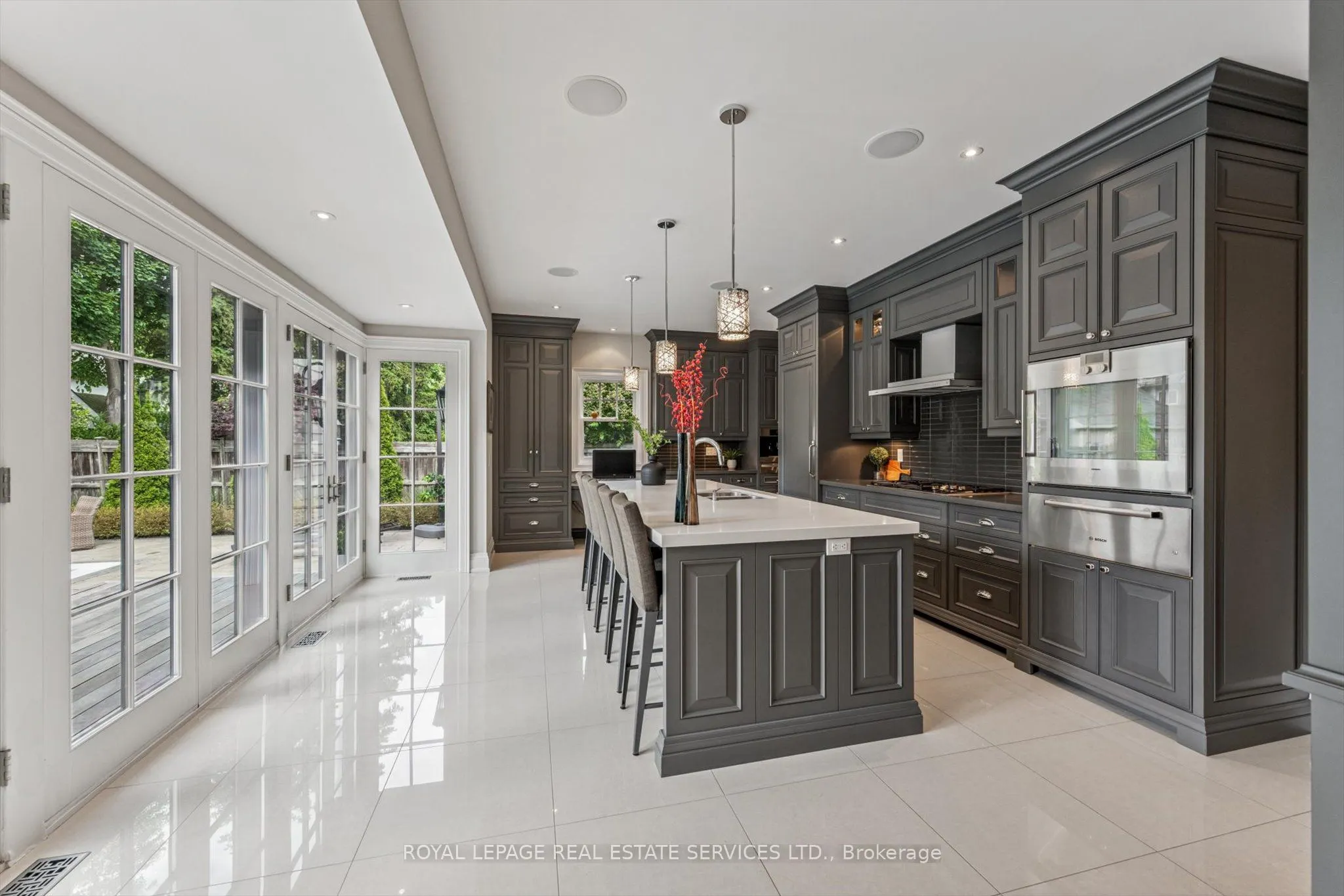 335 Lakeshore Road W