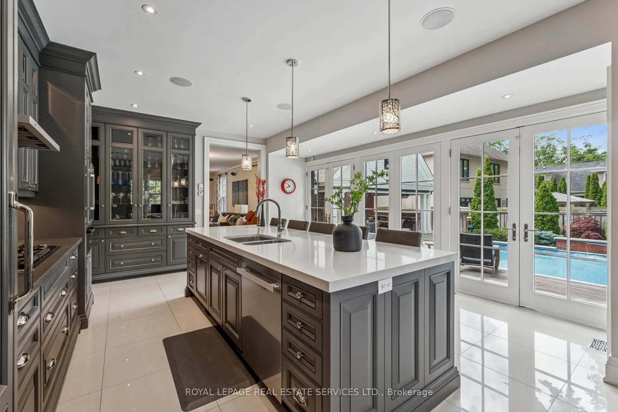 335 Lakeshore Road W