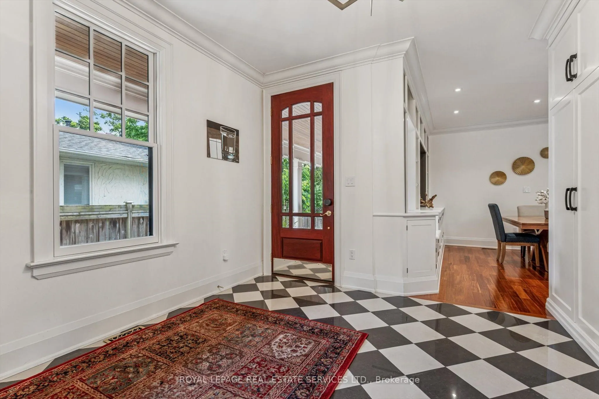 335 Lakeshore Road W