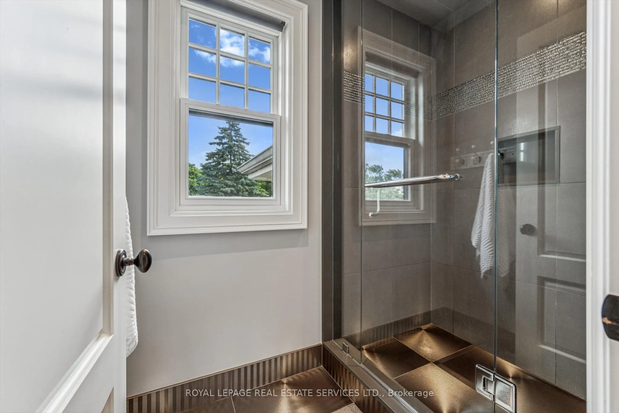 335 Lakeshore Road W