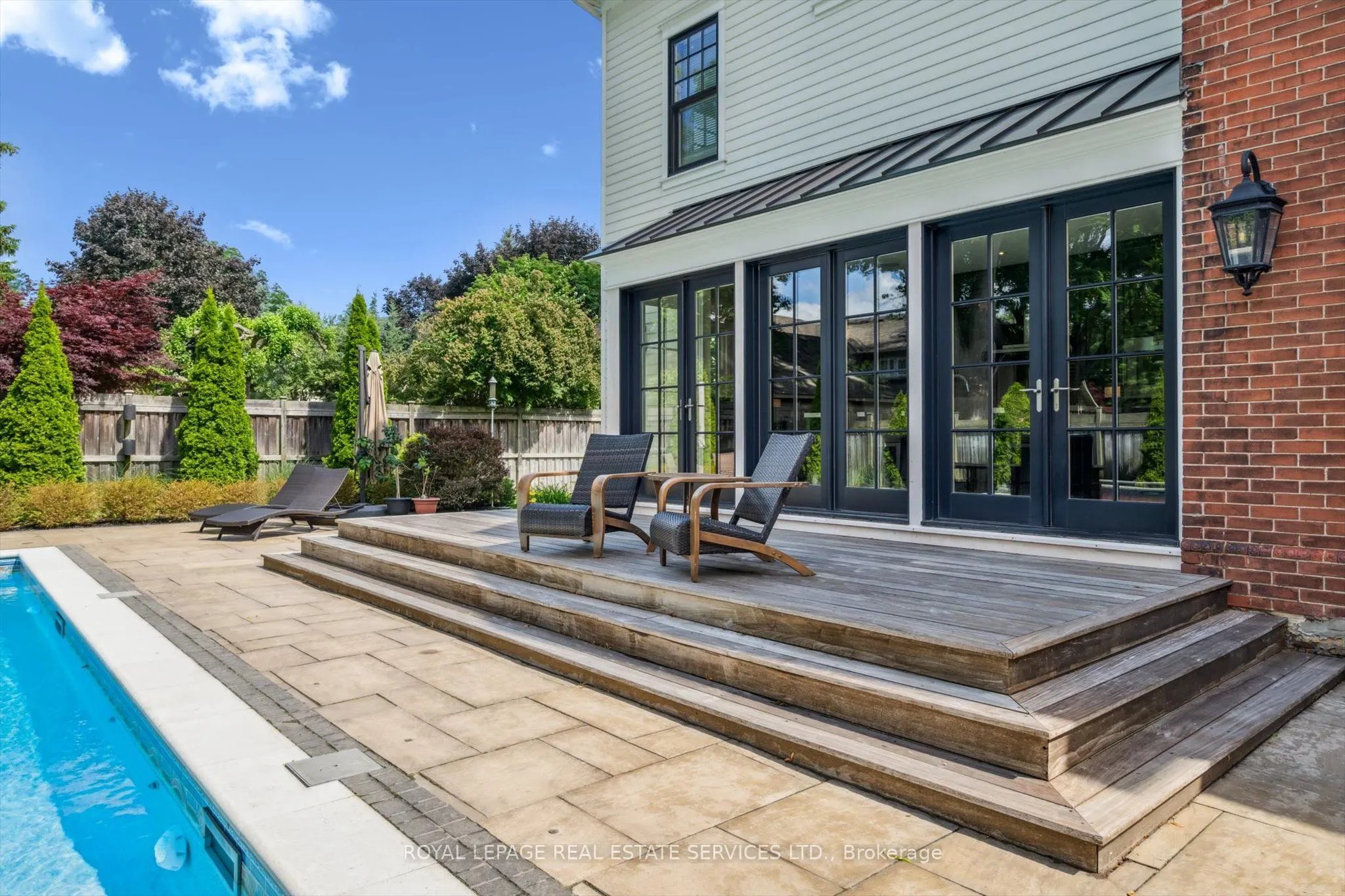 335 Lakeshore Road W