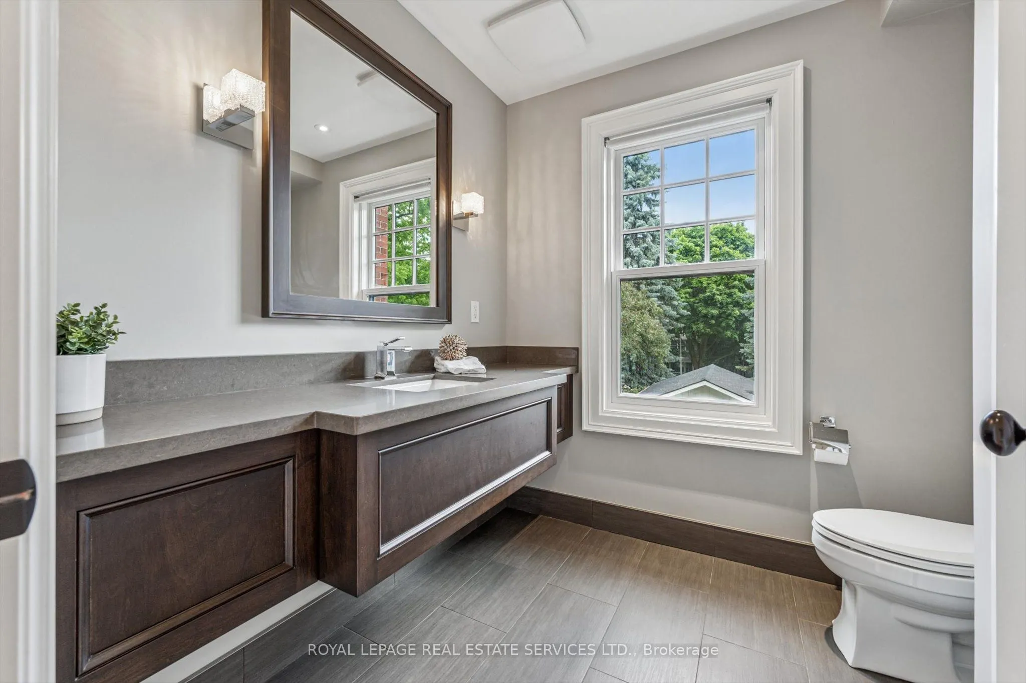 335 Lakeshore Road W