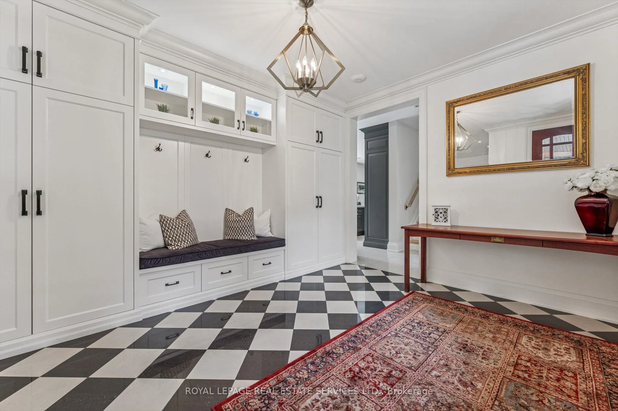 335 Lakeshore Road W