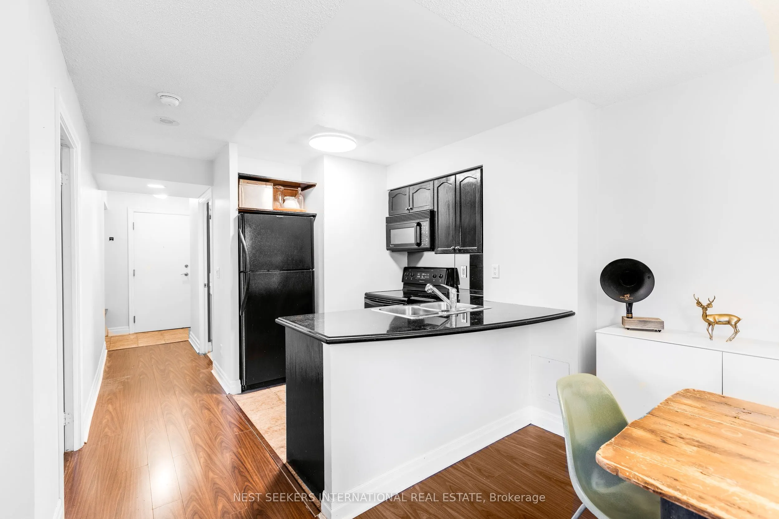 2121 Lake Shore Boulevard W, #204