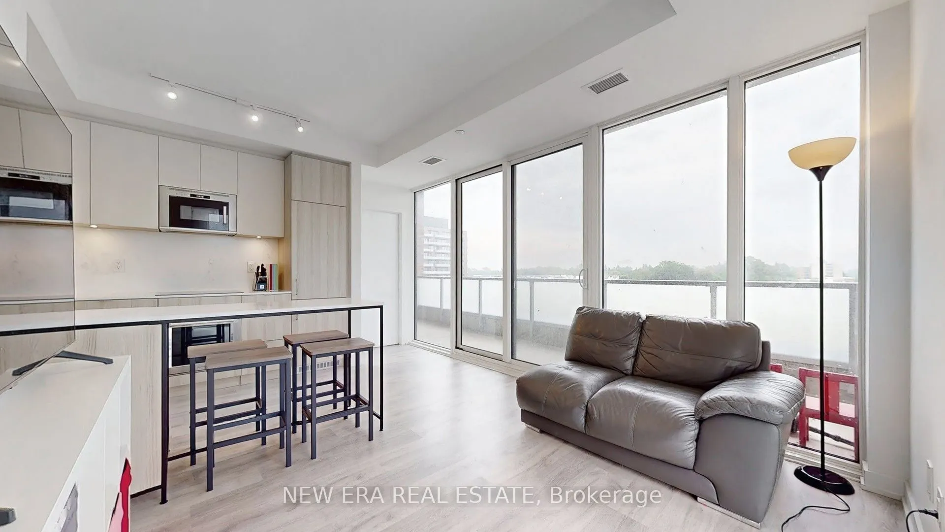 215 Lakeshore Road W, #521