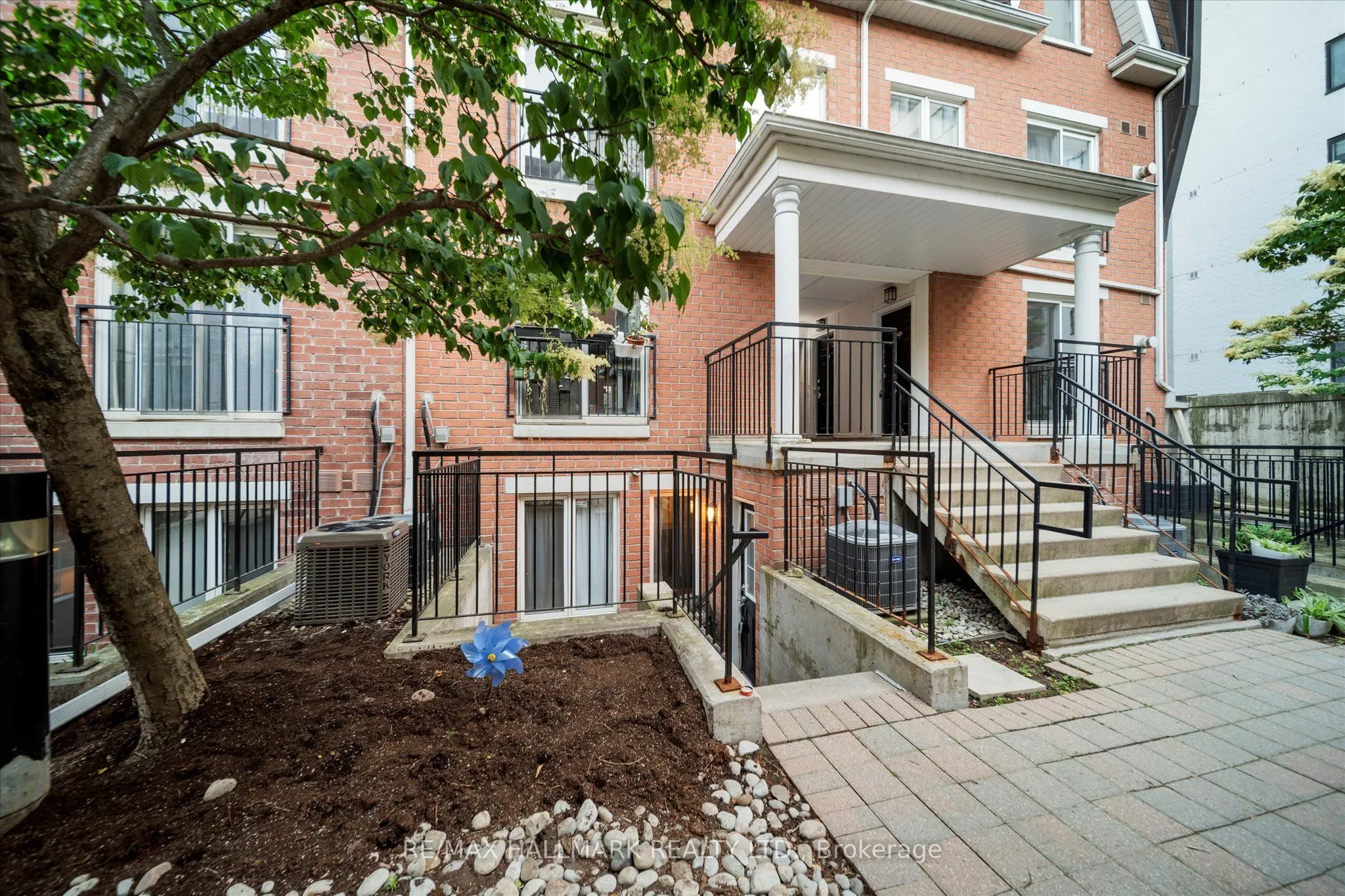 10 Laidlaw Street, #734