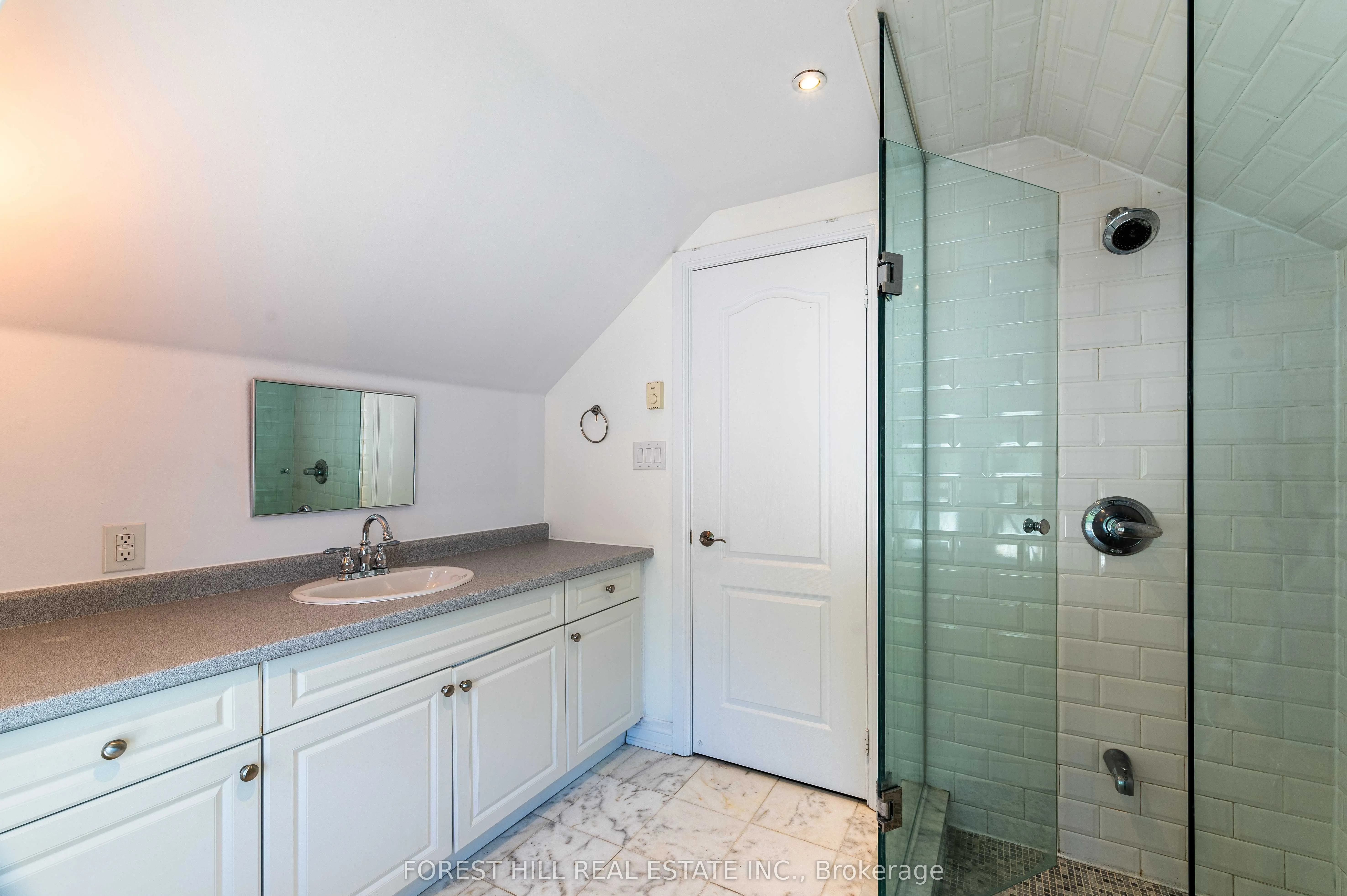 1207 Lorne Park-Coachhous Road