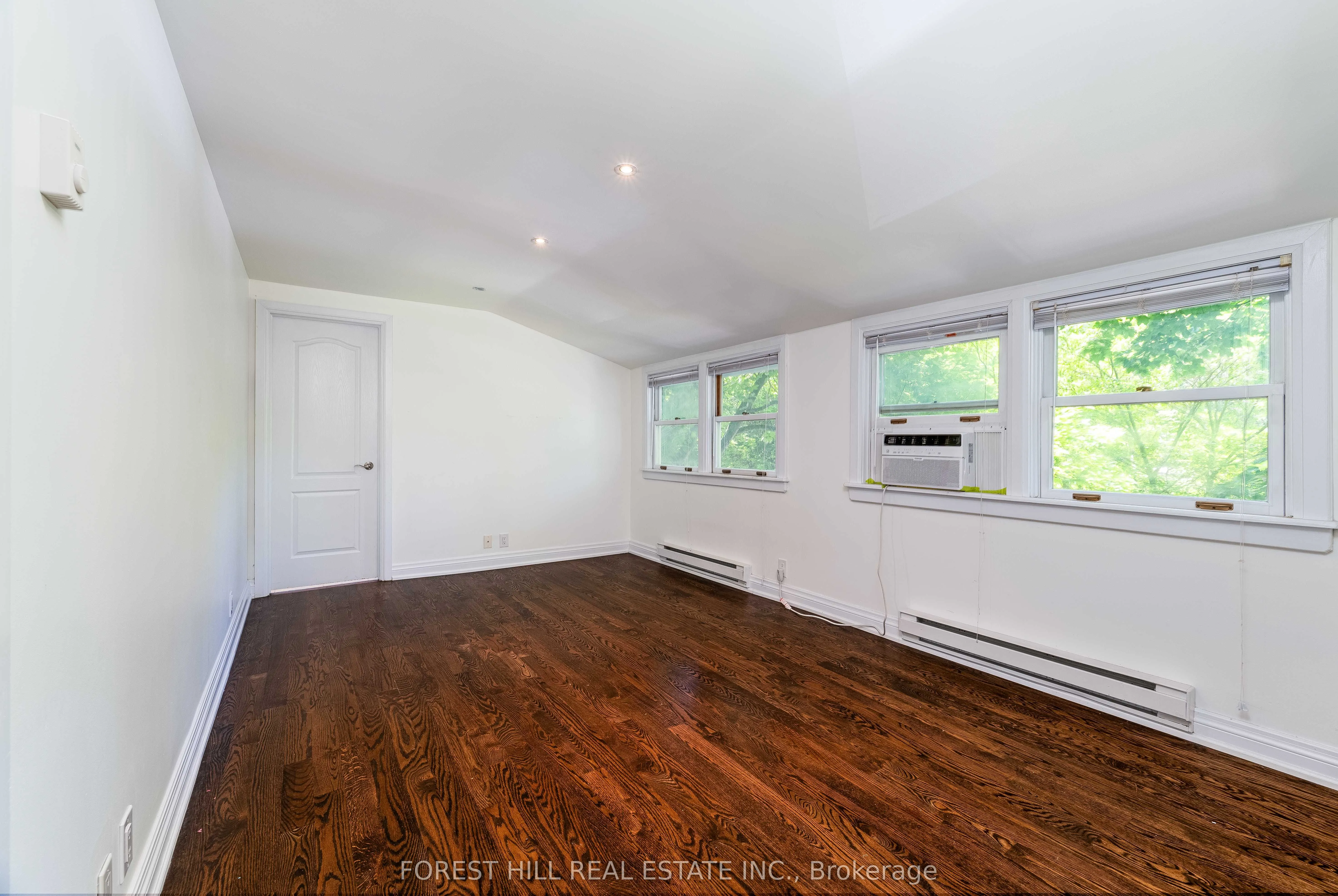 1207 Lorne Park-Coachhous Road