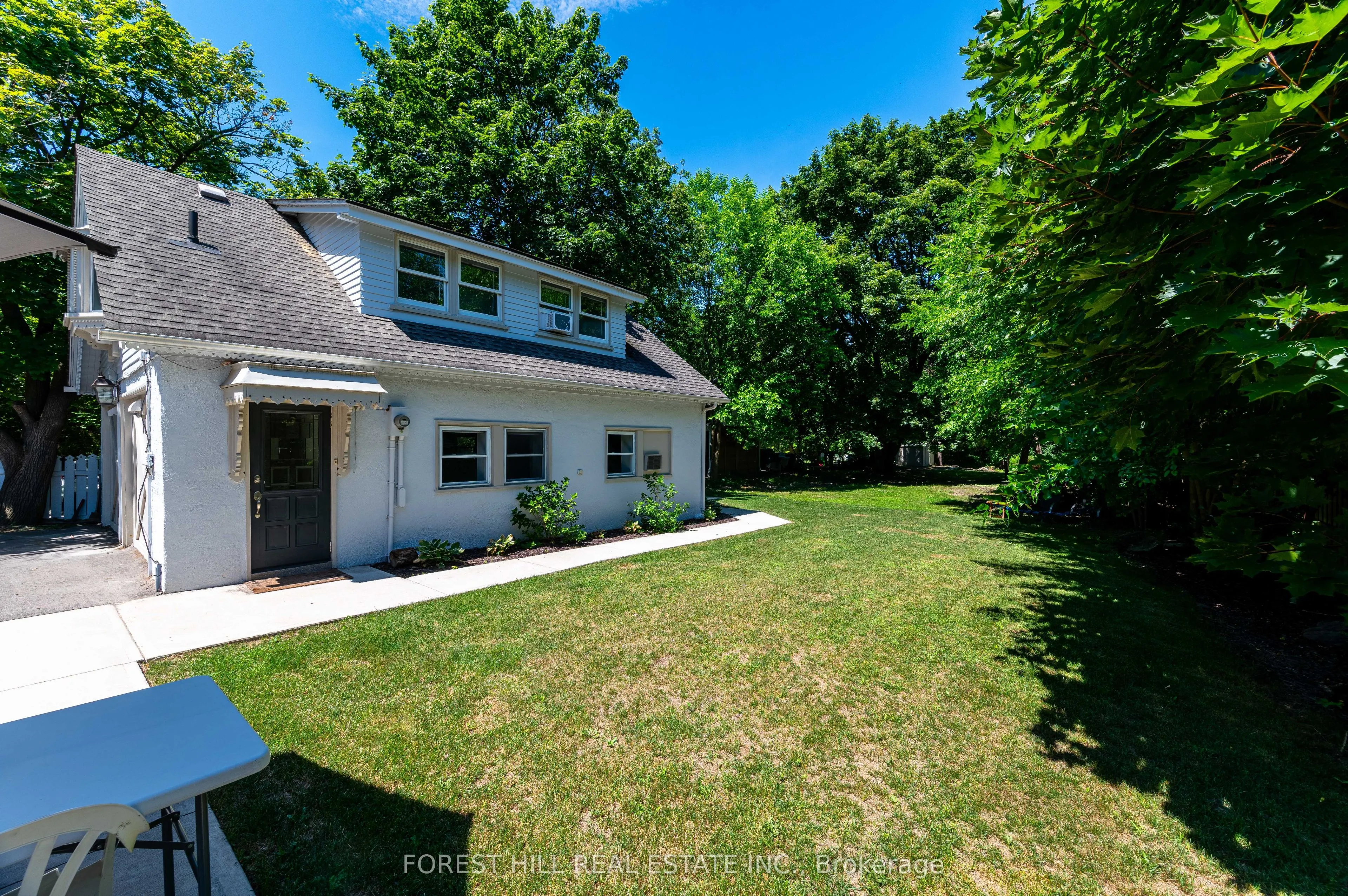 1207 Lorne Park-Coachhous Road