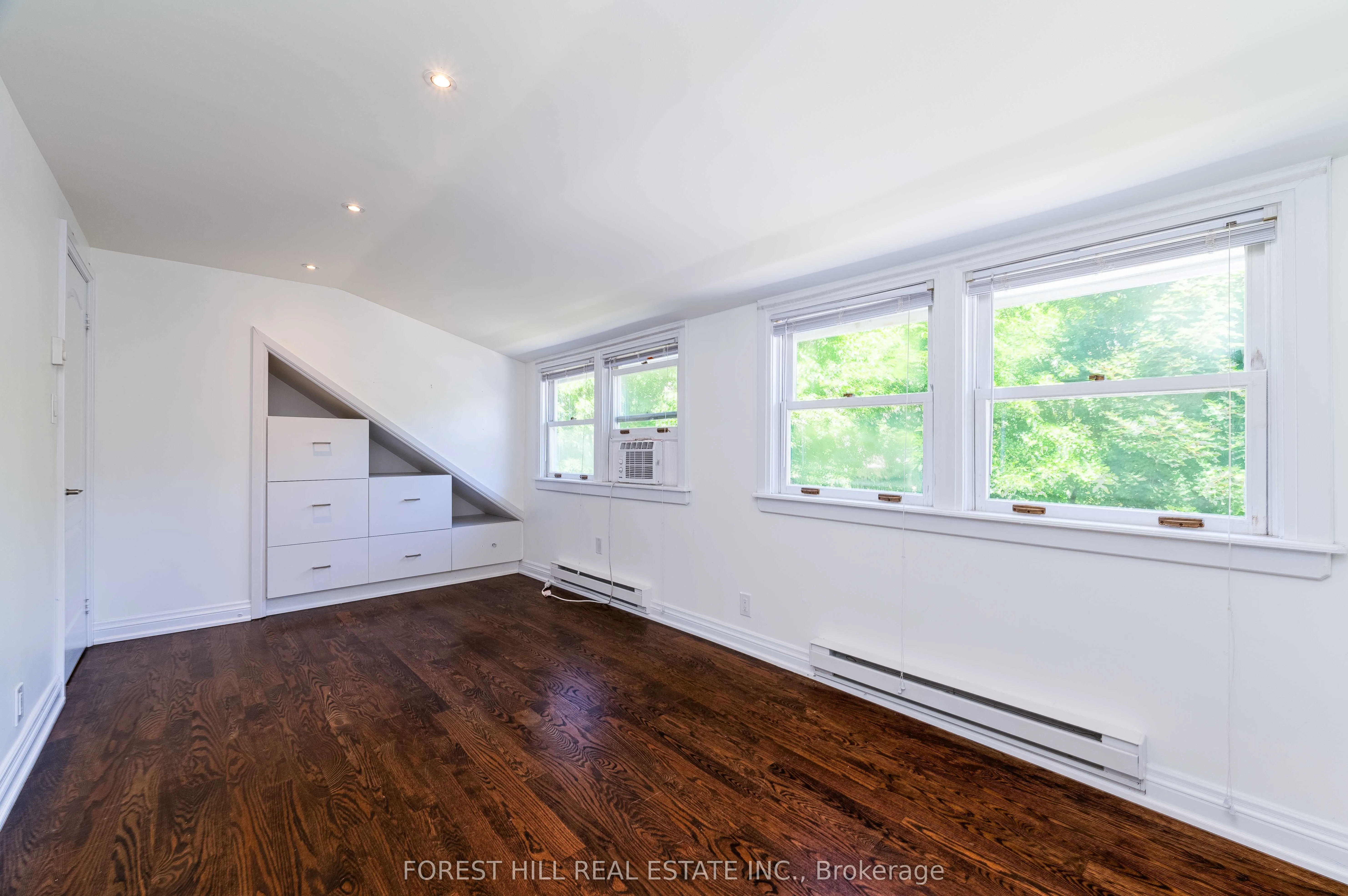 1207 Lorne Park-Coachhous Road
