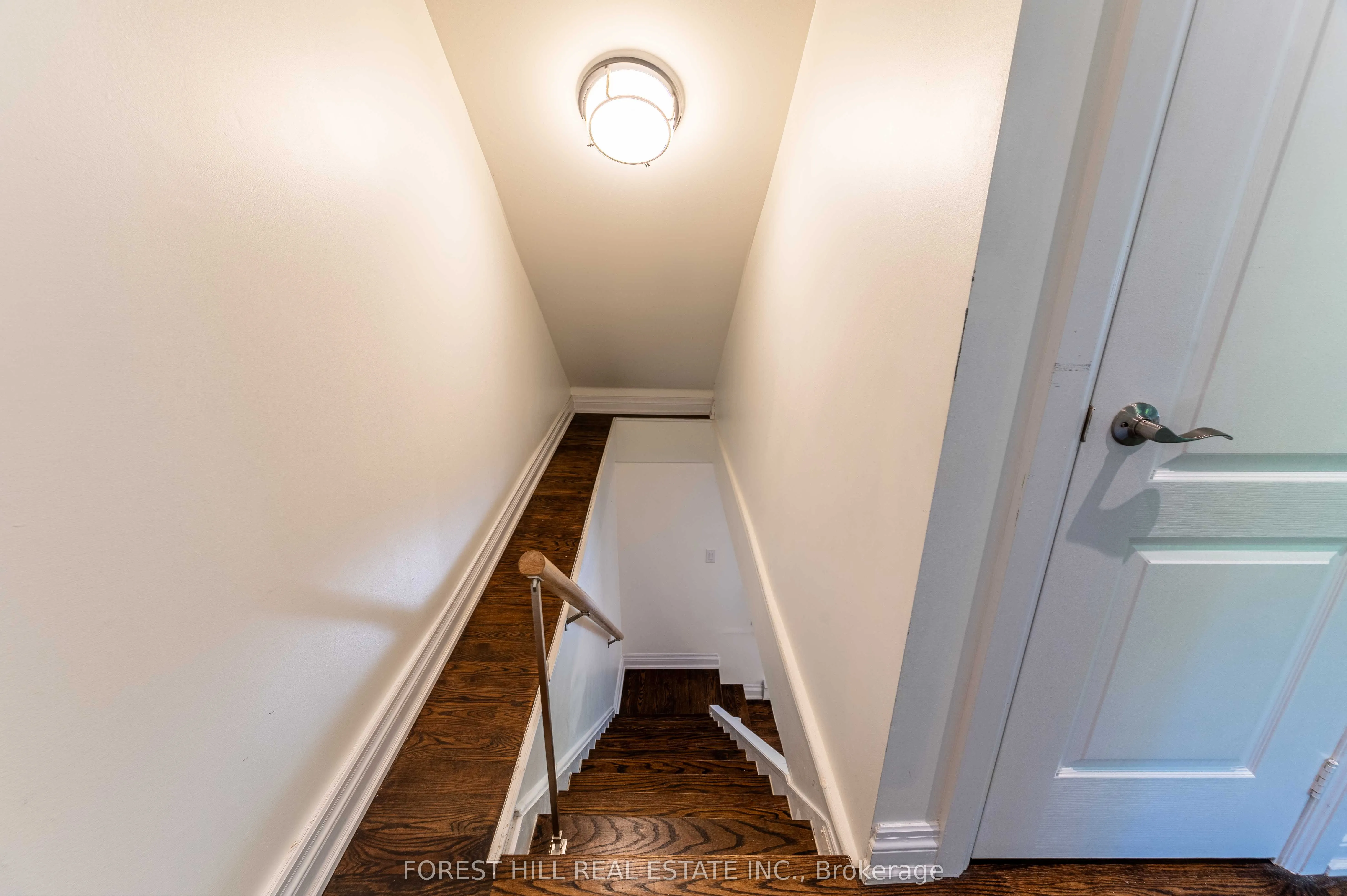1207 Lorne Park-Coachhous Road