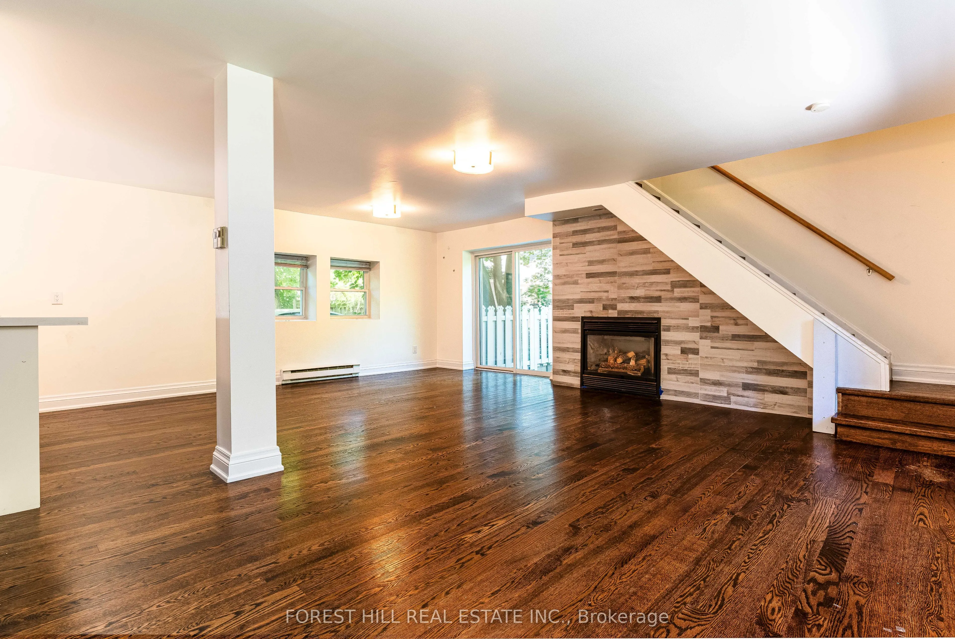 1207 Lorne Park-Coachhous Road