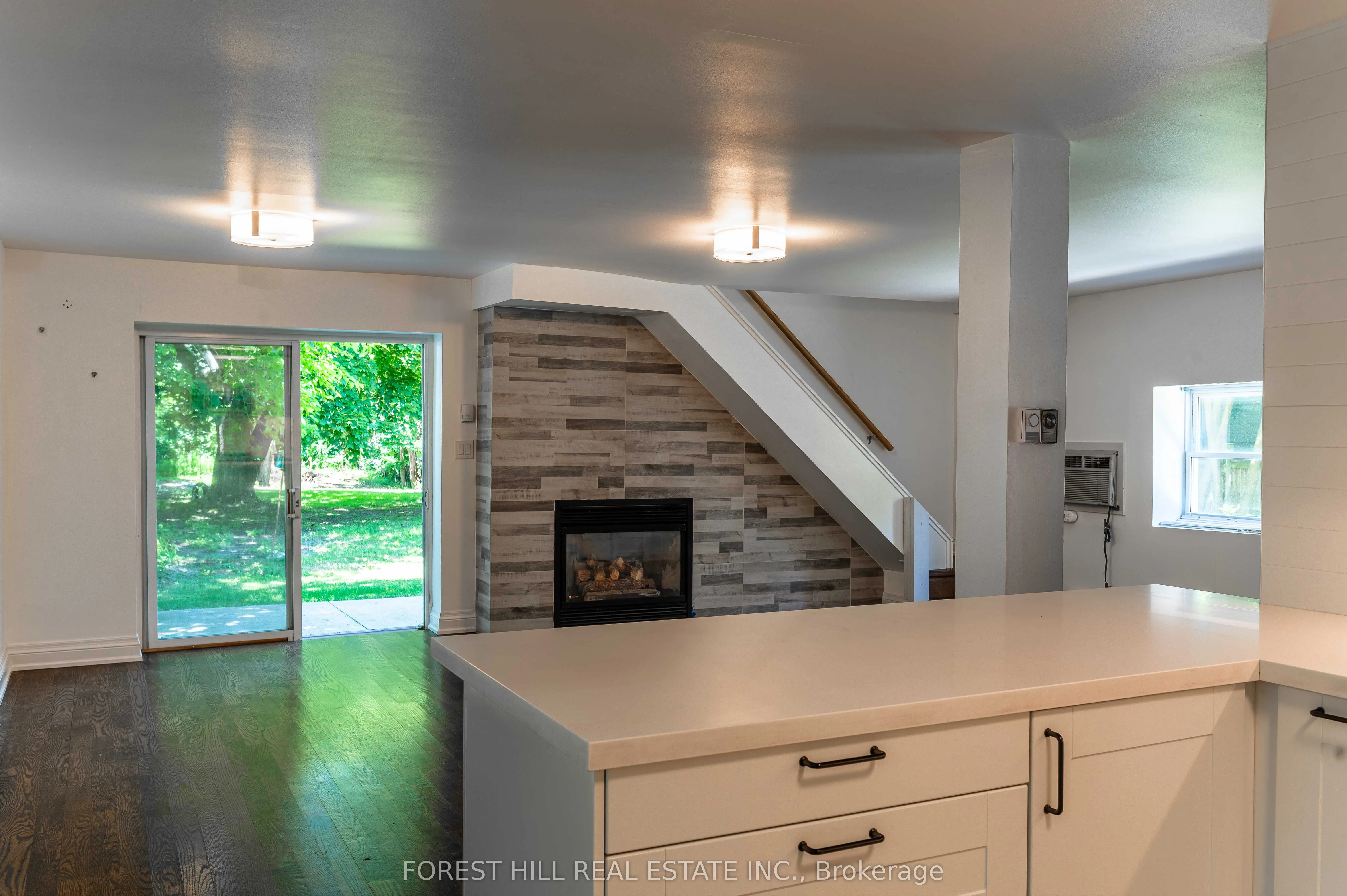 1207 Lorne Park-Coachhous Road